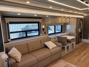 ขายส่งรถบ้านมือสอง ปี 2022 2023 2024 ยี่ห้อ Tiffin Phaeton สำหรับการเดินทางผจญภัย - Product Image 5