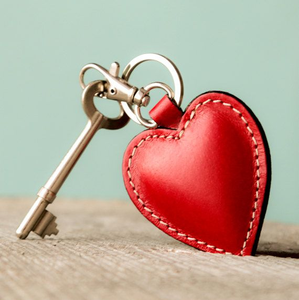 Llavero de cuero de diseño increíble Precio asequible Artesanía en forma de corazón Llavero Artesanía Venta más vendida - Product Image 5