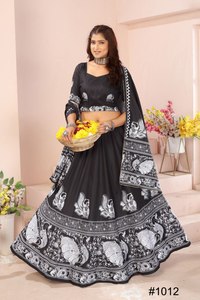 NOUVELLE COLLECTION MODERNE DE LEHENGA CHOLI AVEC GHAGHRA DUPATTA À IMPRESSION NUMÉRIQUE EN COTON RAYON LÉGER - Product Image 2