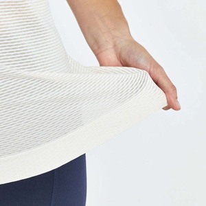 Camiseta sin mangas acanalada básica de algodón 100% ligera para mujer - Product Image 5