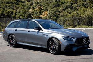 Mercedes-AMG E-63 S Wagon 2023 con Techo Corredizo, Faros Delanteros, Cámara Trasera de 360°, Asientos Eléctricos - Product Image 6