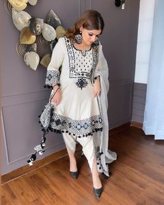 Nouvel ensemble de salwar kameez en coton FABZONE pour femmes - Vêtements de fête et de festival fabriqués en Inde et au Pakistan Modèle FZSR - Product Image 2