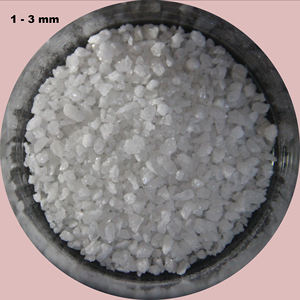 วัตถุดิบแร่อะลูมิเนียมผสมสีขาว99% Al2O3 1-3มม. ใช้ในการแปรรูปเซรามิกทนไฟสีขาว - Product Image 1