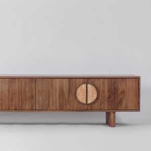 Console multimédia moderne en bois massif d'acacia côtelé Meuble TV élégant avec façades de porte texturées pour le salon Meubles de maison - Product Image 2