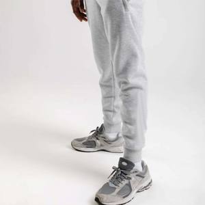 กางเกงจ๊อกกิ้งผู้ชาย - กางเกงวิ่งระบายความร้อนระบายอากาศพร้อมสายรัดเอวยางยืดและเชือกผูกปรับระดับได้ - Product Image 2