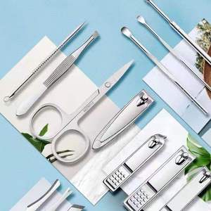 Juego de manicura y pedicura de acero inoxidable de 19 piezas personalizado al por mayor, cortaúñas y herramientas exfoliantes para la eliminación de piel muerta - Product Image 2