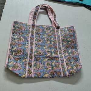 Sac de week-end de luxe fait main de qualité supérieure avec imprimé floral unique, sac fourre-tout matelassé en coton imprimé, grande capacité, durable, excellent prix - Product Image 3