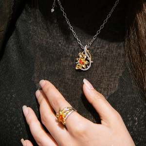 Collier Jeulia X Leyla Floral Thorns Two Tone Twist Flower en argent sterling avec diamant - Product Image 2
