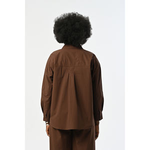 Camisa Marrón Extra Grande para Mujer con Diseño de Adornos de Piedras en la Parte Delantera - Product Image 5