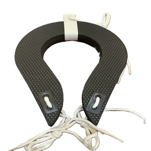 Protector de cuello para fútbol americano, material EVA negro, con correas ajustables, talla unisex para adultos - Product Image 1