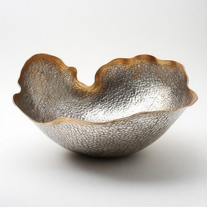 Bol à vaisselle royal VelvetGleam The Imperial Opulence Regal Bol de service artisanal en plaqué or avec embellissements de crête royale - Product Image 3