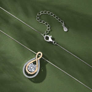 Collar con Colgante de Lujo de Dos Tonos Infinito de 8 mm y 2 Quilates de Moissanita de Plata de Ley 925 con un Brillante Diamante Clásico de Gran Tamaño - Product Image 2