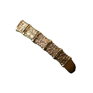 Bague en argent qui incarne l'élégance, forme basique, petites perles flottantes délicatement intégrées à chaque mouvement - Product Image 1