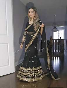 ชุดปาร์ตี้ดีไซเนอร์สวม choli-lehenga พร้อม dupatta กับงานเย็บปักถักร้อย - Product Image 4