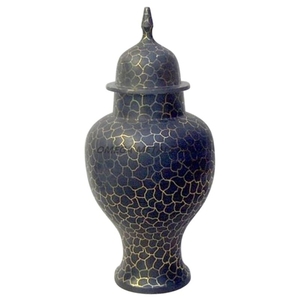 Ensemble de vases en métal de dernière conception en rouge et noir riches avec une forme élégante de sablier pour une superbe décoration intérieure et des affichages floraux - Product Image 2