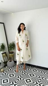 Avec de magnifiques ensembles de costumes en PUR COTON KHADI ALINE KURT Avec PLAZZO, il est magnifiquement décoré - Product Image 4