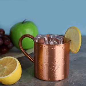 Mule en cuivre pour cocktails vodka et lime à la bière au gingembre épicée avec présentation classique et expérience de détente en douceur - Product Image 1
