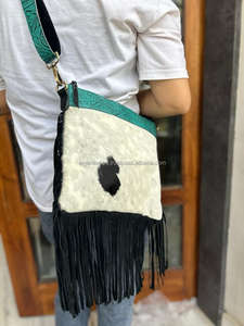 Sacs à bandoulière en cuir de vachette usiné de Style occidental unique pour femmes sacs à bandoulière Vintage en cuir de fourrure d'impression de couleur en relief - Product Image 3