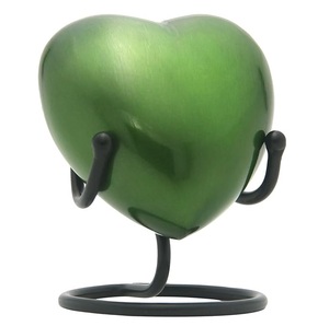 Urna de cremación de recuerdo en forma de corazón única para cenizas humanas hecha a mano en latón y urna de entierro de recuerdo grabada a mano en casa - Product Image 6