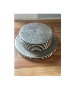 Posavasos de metal con elegante diseño floral en relieve que realza la mesa de comedor adecuada para todo tipo de bebidas que sirven - Product Image 3