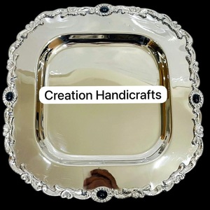 Plateau carré en acier inoxydable avec design en perles plaqué argent pour servir des chocolats, des desserts et présenter des chocolats - Product Image 1