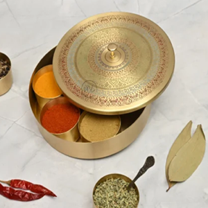 Belle boîte à épices en laiton fabriquée à la main avec une finition martelée, alliant design traditionnel à l'élégance moderne en vente en gros - Product Image 6