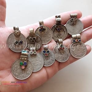 Monedas Vintage de cuentas múltiples Boho Kuchi para embellecer prendas étnicas y accesorios hechos a mano - Product Image 1