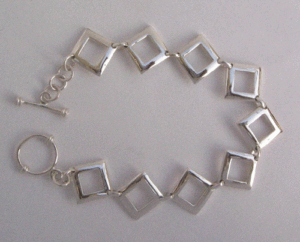 Pulsera Geométrica Plateada Clásica y Moderna con Baño de Oro, Diamantes y Perlas para Boda o Regalo - Product Image 1