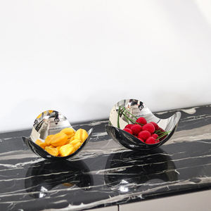 Tazón clásico de metal para servir comida en la cocina con calidad duradera y resistente. - Product Image 2