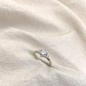 Bague de fiançailles en diamant taille ronde de 7mm | Pierres latérales à six broches | OEM de bijoux fins de mariage de mariée en argent sterling plaqué or 18 carats - Product Image 4