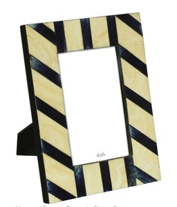 Marco de fotos con incrustaciones de hueso de acabado liso Premium con base fuerte Aspecto de arte hecho a mano único y estilo vertical para uso en la sala de estar - Product Image 1