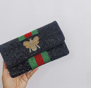 Bolsa de monedas de embrague con cuentas de semillas bordadas hechas a mano de alta calidad para mujeres multicolor hecho a mano en la India - Product Image 1