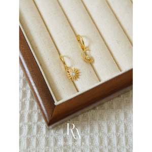 Orecchini a cerchio e pendenti a raggi di sole in vermeil d'oro 18K, orecchini a cerchio asimmetrici con luna e stella, regalo di moda perfetto per lei - Product Image 2
