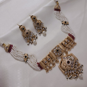 Conjunto de Gargantilla de perlas chapadas en oro Glamour moderno, pendientes coordinados de perlas multicapa escultóricos para todos los días Luxe - Product Image 1