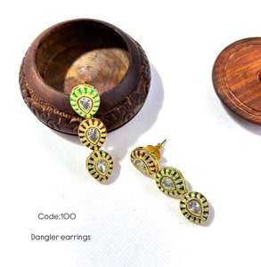 Pendientes tradicionales Kundan Jhumkas para mujer, detalles de perlas y Meenakari disponibles al mejor precio de la India - Product Image 4