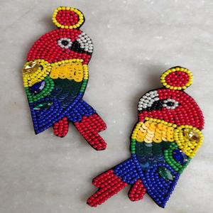 Pendiente ligero bordado de diseño de loro de calidad superior para mujeres y niñas Pendientes de pájaro de diseño único y fresco Pendientes de gota - Product Image 1