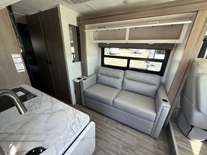 Camping-car mobile d'occasion 2026 T-h-o-r F-r-e-e-d-o-m A-2-4 réglable, Euro 6, 4-6 personnes, une chambre, pour le camping - Product Image 3