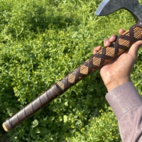 Hache viking à double lame en acier industriel à haute teneur en carbone, fabriquée à la main, manche en bois, pour la survie et le camping, OEM, forgée à la main, qualité supérieure