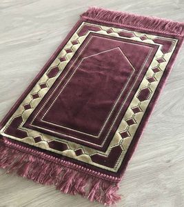 Tapis de prière en soie de luxe, matériau épais et rembourré, offre confort, soutien et une expérience de prière paisible - Product Image 3