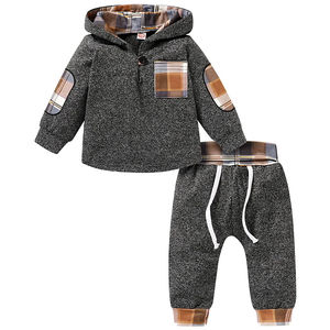 Conjunto de ropa deportiva de invierno para niños pequeños, chándal transpirable con capucha y características de talla grande, patrón sólido impreso - Product Image 1