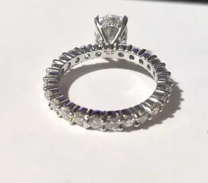 Anillo de Compromiso de Halo con Corte Ovalado Chapado en Oro Vintage para Mujer, Plata de Ley 925 con Moissanita de 4 Quilates - Product Image 4