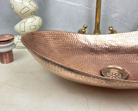 Lavabo ovale en cuivre martelé de design moderne pour comptoir de cuisine domestique, prix compétitif, disponible en plusieurs modèles de bassins et de cuves