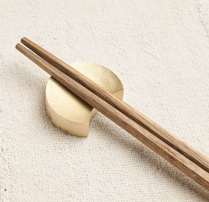 Palillos de madera de diseño moderno y soporte de latón para mesa de comedor de restaurante, piezas decorativas y para servir fideos. - Product Image 2