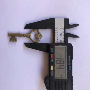 2023 produits populaires bijoux faits à la main pendentif accessoires rétro main grand livre Antique laiton squelette clé - Product Image 3