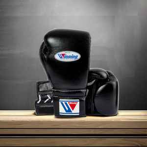Guantes de boxeo negros con cordones Guantes de boxeo de entrenamiento de alta calidad hechos a medida con engranajes de boxeo de cuero genuino - Product Image 1