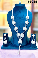 Collier géométrique élégant avec pendentif à perles de globe à étages, longues boucles d'oreilles pendantes, bague assortie 63083