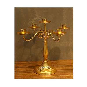 Candélabres rustiques en métal pour les garden-parties avec finition dorée et structure solide pour la décoration extérieure - Product Image 1