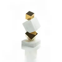 Torre Marble and Gold Objet est un objet décoratif composé de formes géométriques empilées Sculpture polie moderne La base