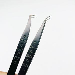 Pinzas negras mate para pestañas Juego de pinzas para pestañas sostenibles de grado quirúrgico grabado en corazón a precios asequibles - Product Image 1