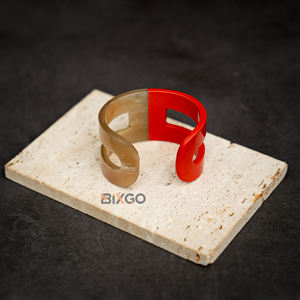 Manchettes artisanales personnalisées en corne de buffle naturelle, bracelet de mode à design en forme de C orange à moitié peint croise la lettre H - Product Image 6
